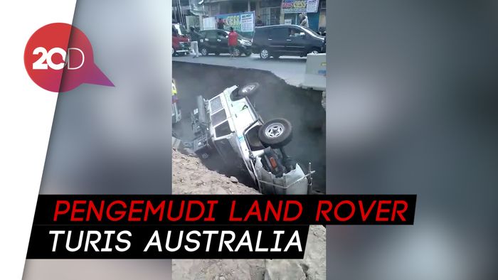 Truk & Land Rover Terperosok ke Galian Underpass, Polisi Turun Tangan