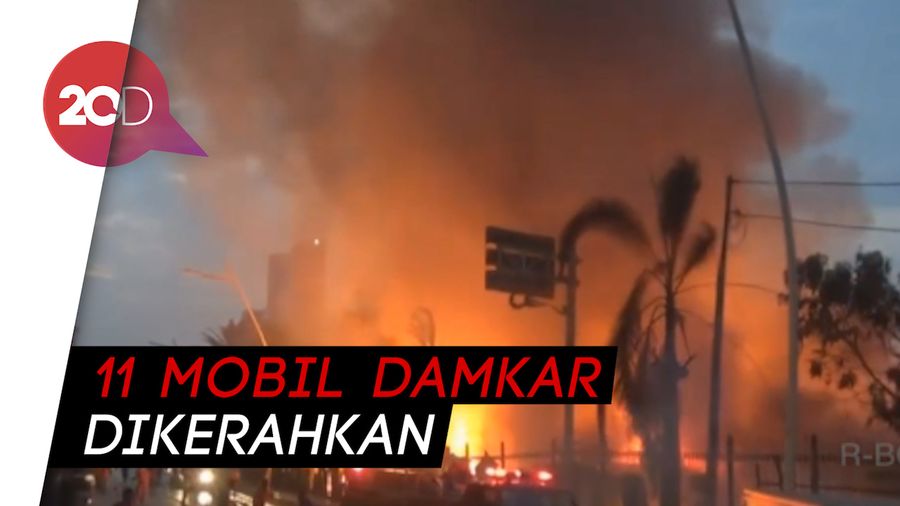 Lahan Parkir di Pademangan Terbakar, Belasan Mobil Hangus