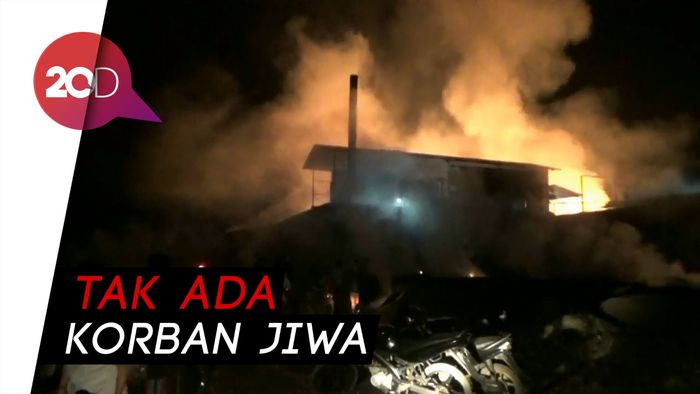 Si Jago Merah Melahap Pabrik Pengolahan Kayu di Probolinggo