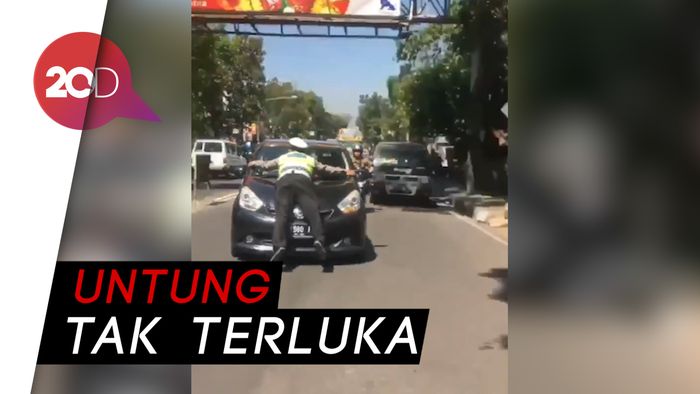 Polisi Nemplok di Kap Gegara Diseruduk Pemobil