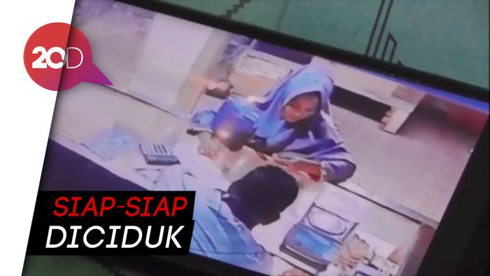 Curi Gelang Emas, Aksi Emak Terekam CCTV