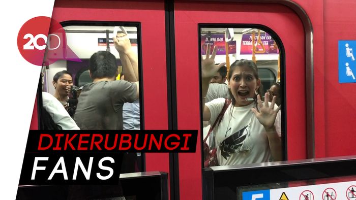 Intip Keseruan Para Pemain Gundala Naik MRT Jakarta