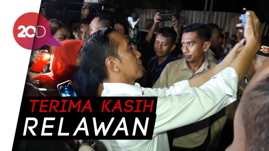 TKN Bubar, Jokowi dan Relawan Wefie Bersama