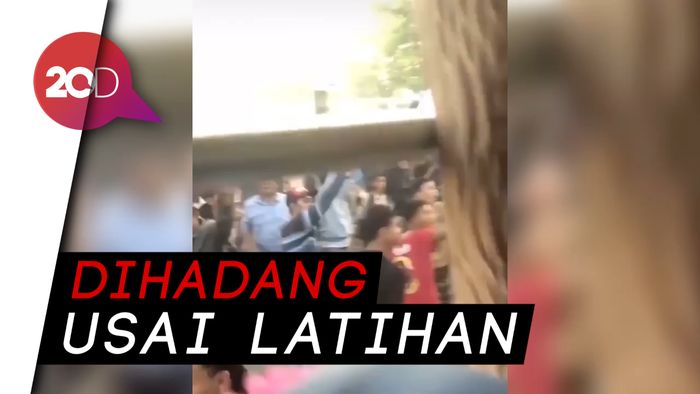 Kaca Pecah! Bus Persija Dilempari oleh Massa di Makassar