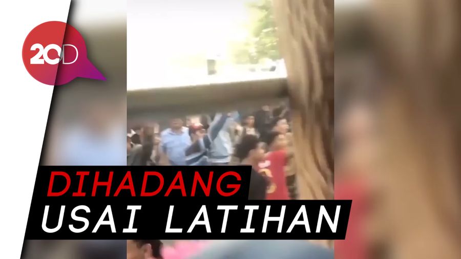 Kaca Pecah! Bus Persija Dilempari oleh Massa di Makassar