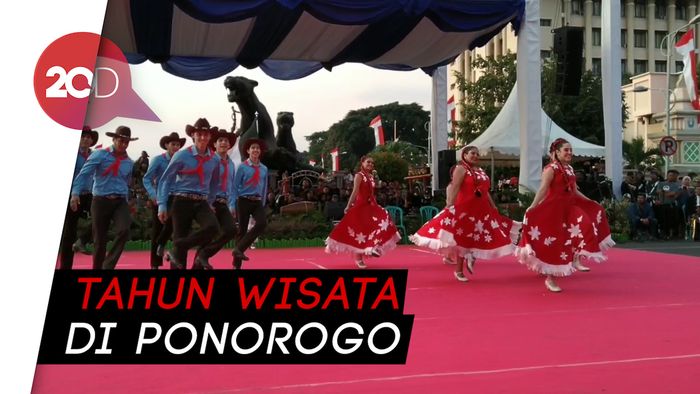 Meriahnya Parade Budaya Topeng Internasional di Ponorogo
