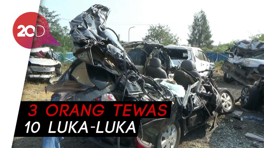 Minibus Remuk Usai Adu Banteng dengan Bus di Cipali