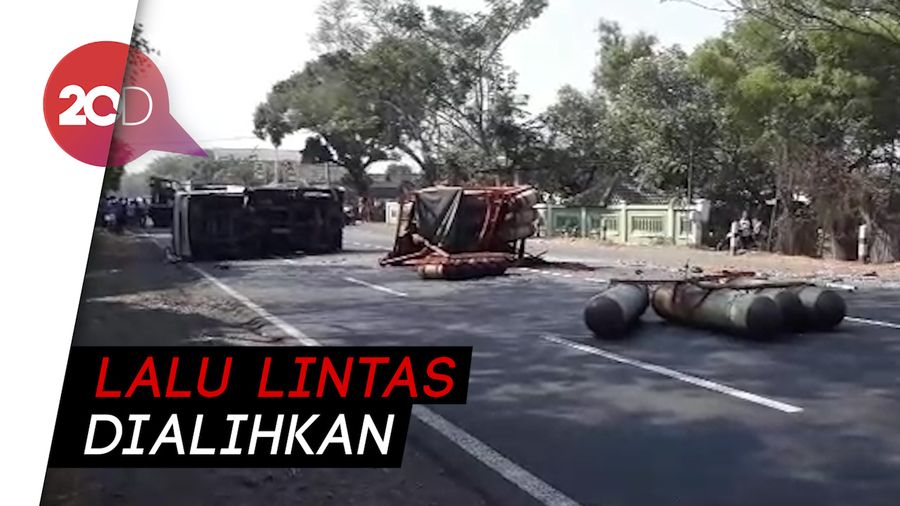 Truk Muatan Gas vs Truk Jagung di Jalur Pantura Pasuruan