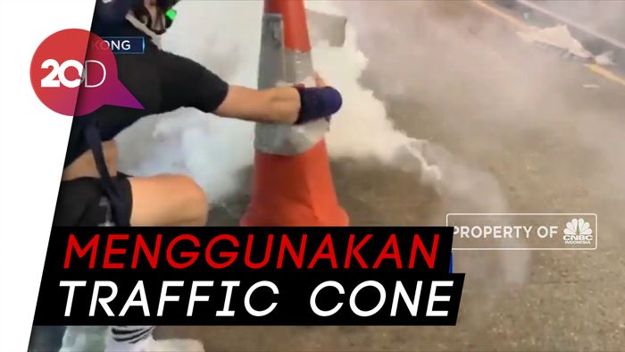 Begini Cara Demonstran di Hong Kong Padamkan Gas Air Mata