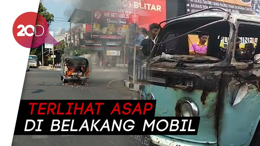 VW Combi Tahun 1978 Terbakar, 2 Penumpang Selamat  