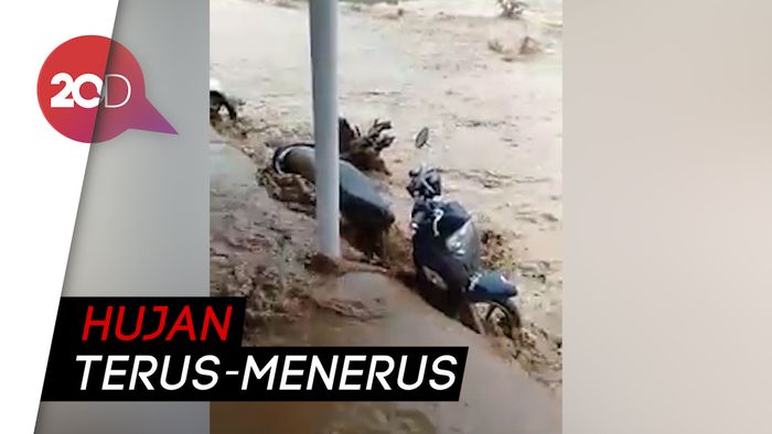 Banjir di Parigi Sulteng: RS Kena Dampaknya, Motor Terseret Arus