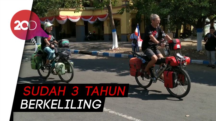 Bersepeda ke Ponorogo, Pasangan Bule Prancis Penasaran Sama Reog