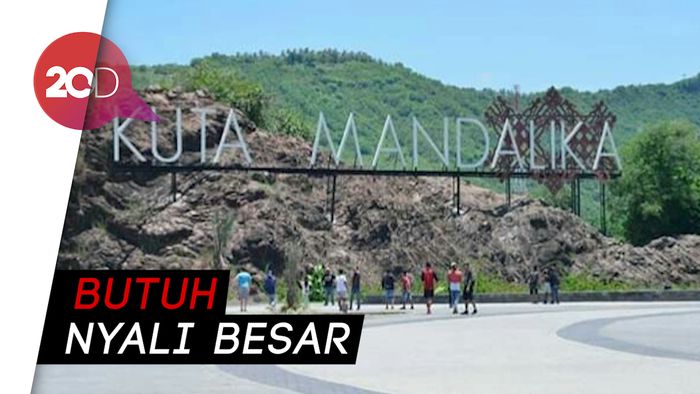 Terbang Menikmati Keelokan Pantai Mandalika dengan Kitesurfing
