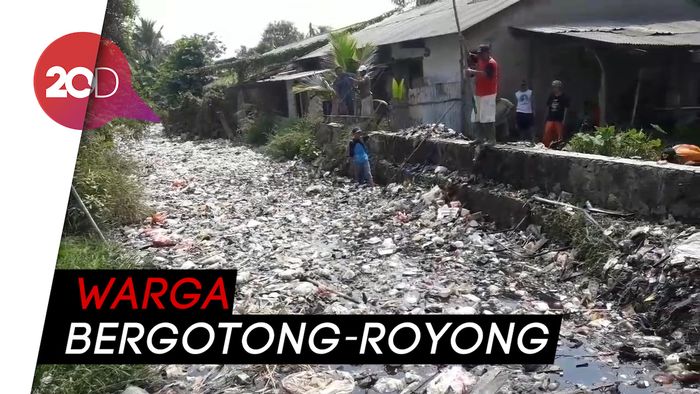 Turun ke Kali Bahagia, Warga Angkat Tumpukan Sampah