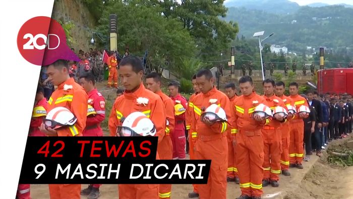 Upacara Belasungkawa di Lokasi Longsor China