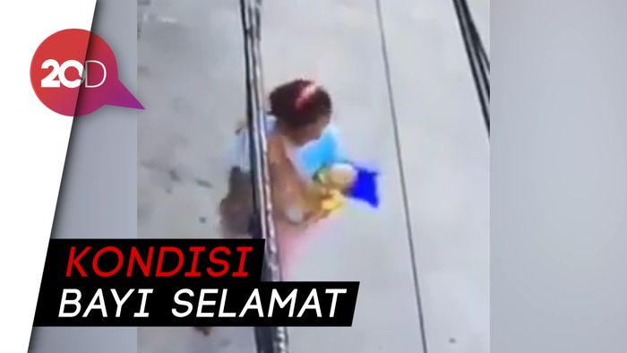 Viral! Ibu Tinggalkan Bayi di Pinggir Jalan Teluk Gong