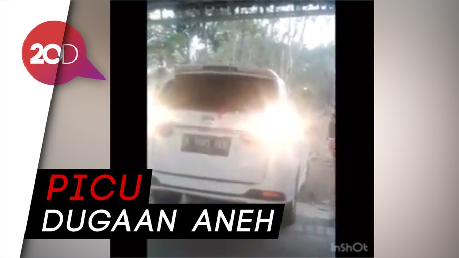 Gempar Mobil Nyelonong Masuk Kuburan di Madiun
