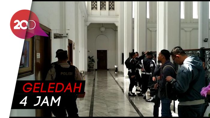 Penggeledahan Selesai, KPK Bawa 2 Koper dari Ruangan Sekda Jabar