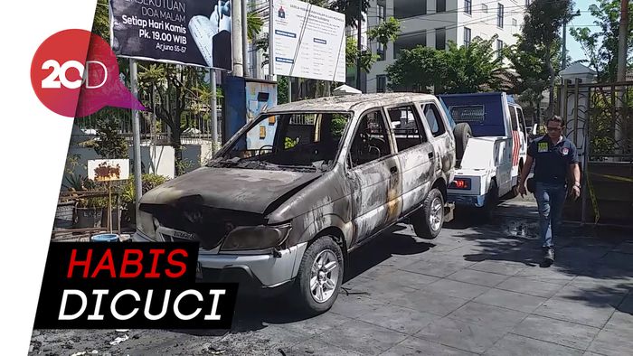 Diduga Korsleting, Mobil Operasional Gereja di Surabaya Terbakar