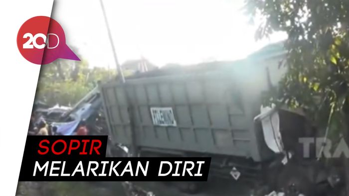Diduga Rem Blong, Truk Semen Hantam Tiga Mobil dan Rumah Warga