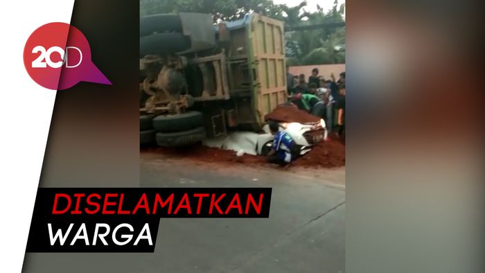 Dramatis! Evakuasi Balita Korban Mobil Tertimpa Truk di Tangerang