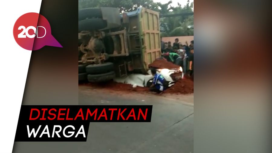 Dramatis! Evakuasi Balita Korban Mobil Tertimpa Truk di Tangerang