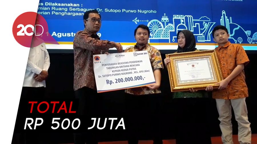 Keluarga Sutopo Purwo Nugroho Terima Tabungan Pendidikan