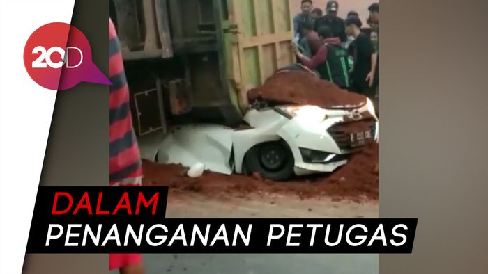 Ngeri! Truk Tanah Terguling dan Timpa Mobil di Tangerang