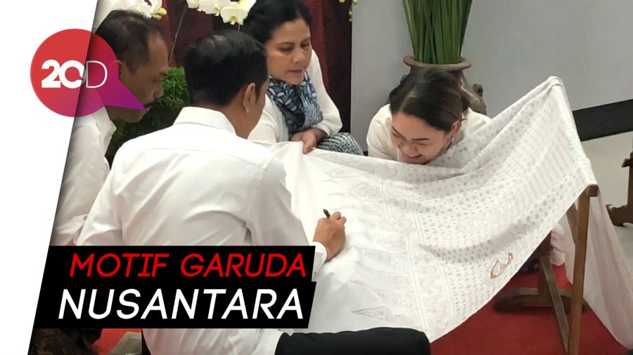 Sambut Bulan Kemerdekaan, Jokowi Membatik di Stasiun MRT