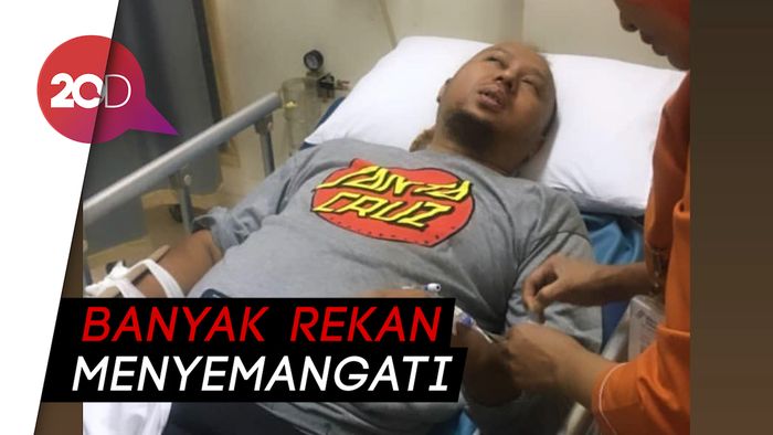 Kecelakaan, Sutradara Anggy Umbara Dikabarkan Patah Tangan dan Kaki