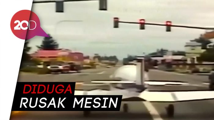 Waduh! Pesawat Ini Tiba-tiba Mendarat di Tengah Jalan Raya