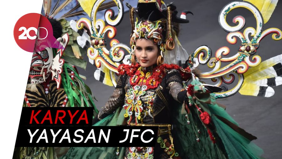 Anggunnya Cinta Laura dengan Busana Hudoq di JFC 2019