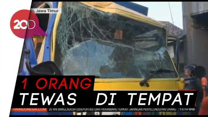 Berhenti Sembarang, Bus di Mojokerto Dihantam Truk dan Motor