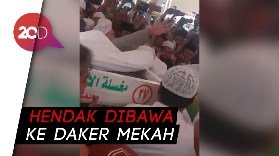 Detik-detik Jenazah Mbah Moen Dimasukkan ke Ambulans