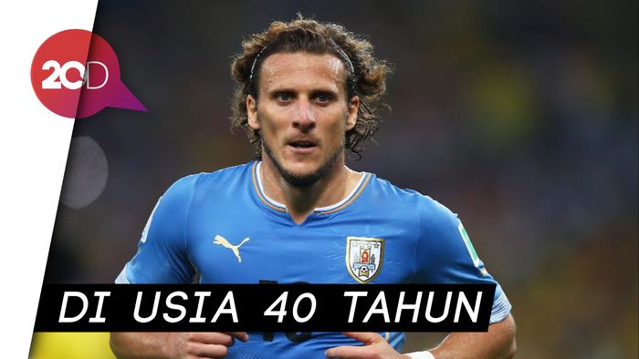  Diego Forlan Resmi Pensiun