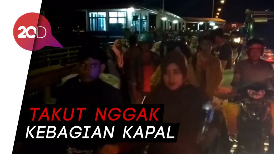 Suasana di Pelabuhan Kolaka Jelang Idul Adha: Penumpang Berdesakan