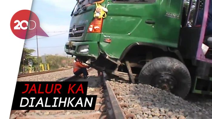 Diduga Sopir Ngantuk, Truk Trailer Nangkring di Rel KA