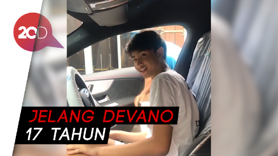 Mercedes Benz Kado Iis Dahlia untuk Devano Danendra