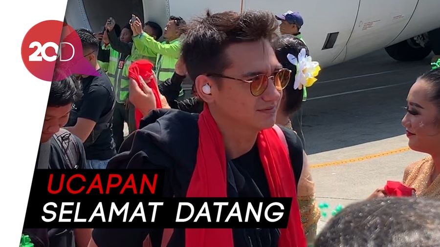Tiba di Surabaya, Pemain Bumi Manusia Cs Disambut Tarian dan Gamelan