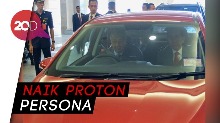 Jokowi Disopiri Mahathir Naik Mobnas Malaysia