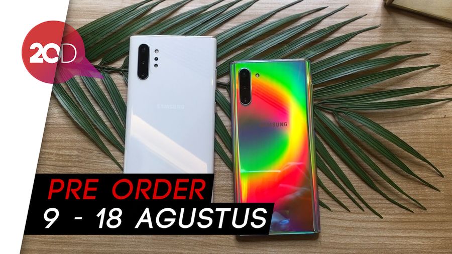 Menggenggam Samsung Galaxy Note 10 yang Berkilau