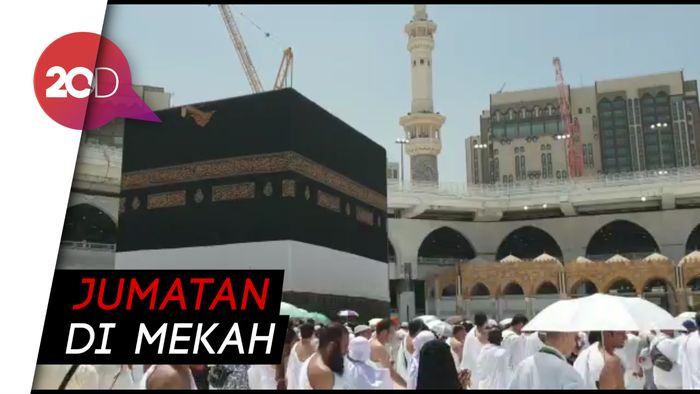 Salat Jumat yang Lengang di Masjidil Haram