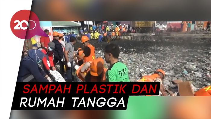 Endapan Sampah Puluhan Tahun di Gresik Diangkat