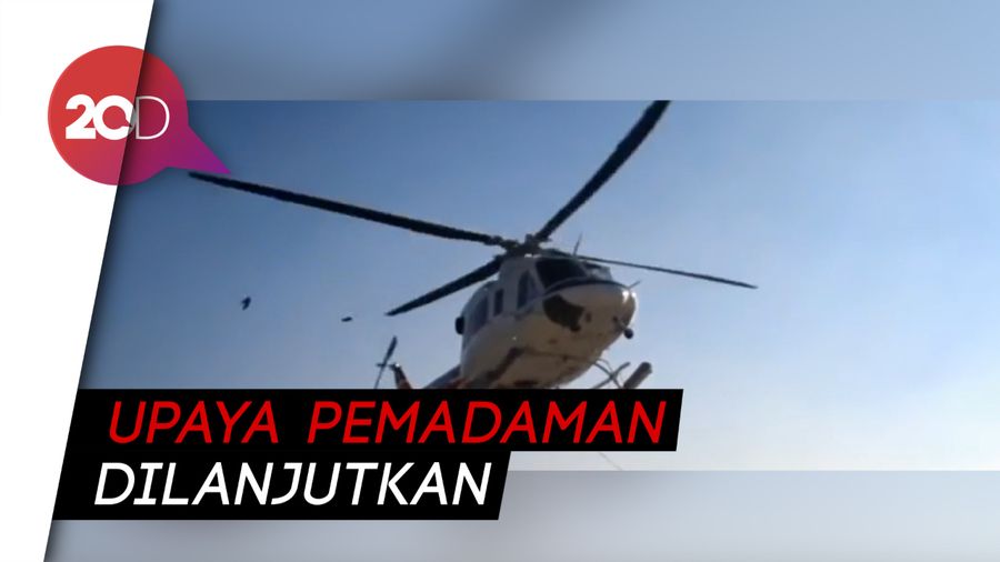 Heli Water Bombing Mengguyur Kebakaran di Gunung Ciremai