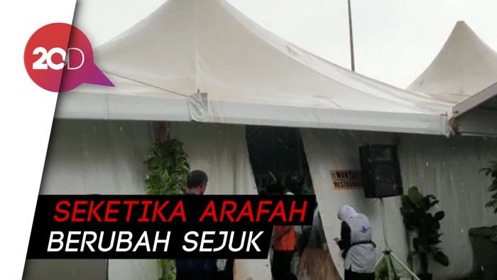 Padang Arafah Diguyur Hujan dan Angin Kencang