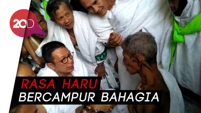 Tangis Jemaah Berkursi Roda Ini Pecah Saat Dijenguk Menag di Arafah