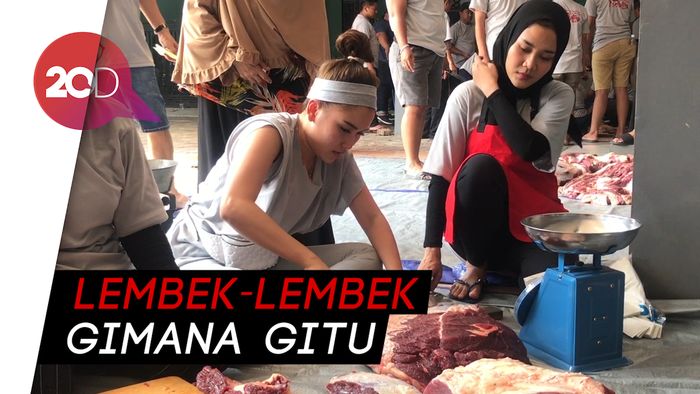 Ayu Ting Ting Ikut Cincang Hewan Kurban untuk Dibagikan ke Warga