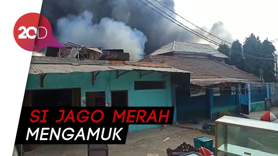 Gudang Barang Bekas di Ciracas Terbakar, 20 Damkar Meluncur