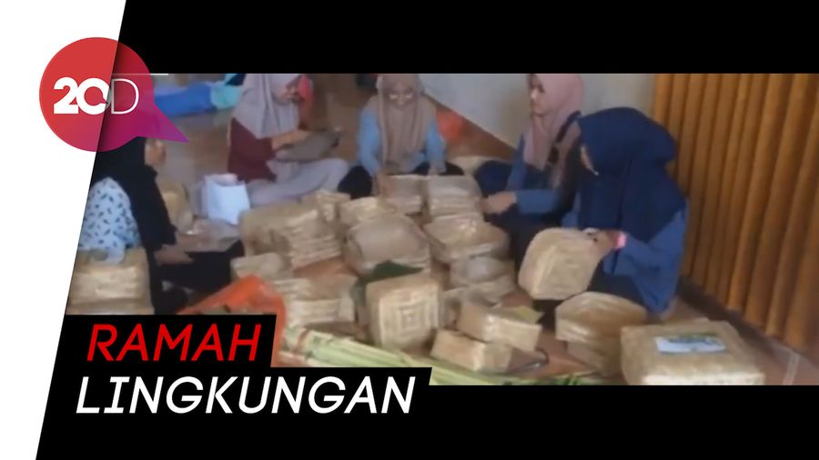 Pendistribusian Daging Kurban di Denpasar dan Ponorogo Pakai Besek