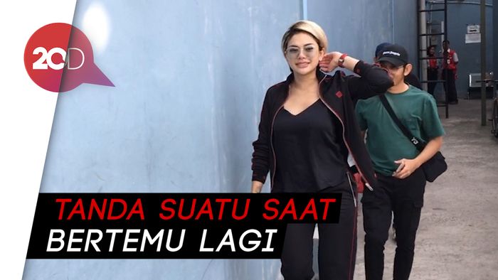 Dekat dengan Bule Paris, Nikita Mirzani Dikasih Cincin